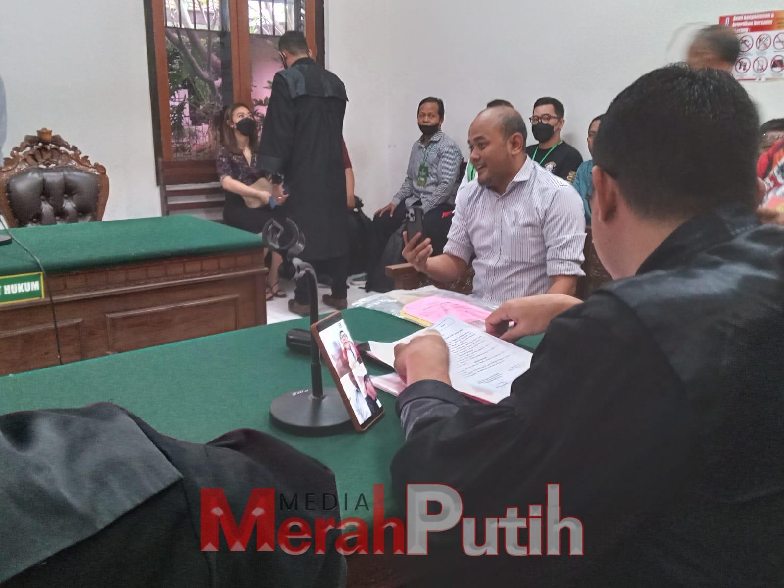Hendra Manager HRD saat memberikan keterangan di depan majelis hakim yang menyidangkan perkara penggelapan laptop milik PT Padmatirta Wisesa, Selasa (21/2) di PN Surabaya I MMP I Totok.