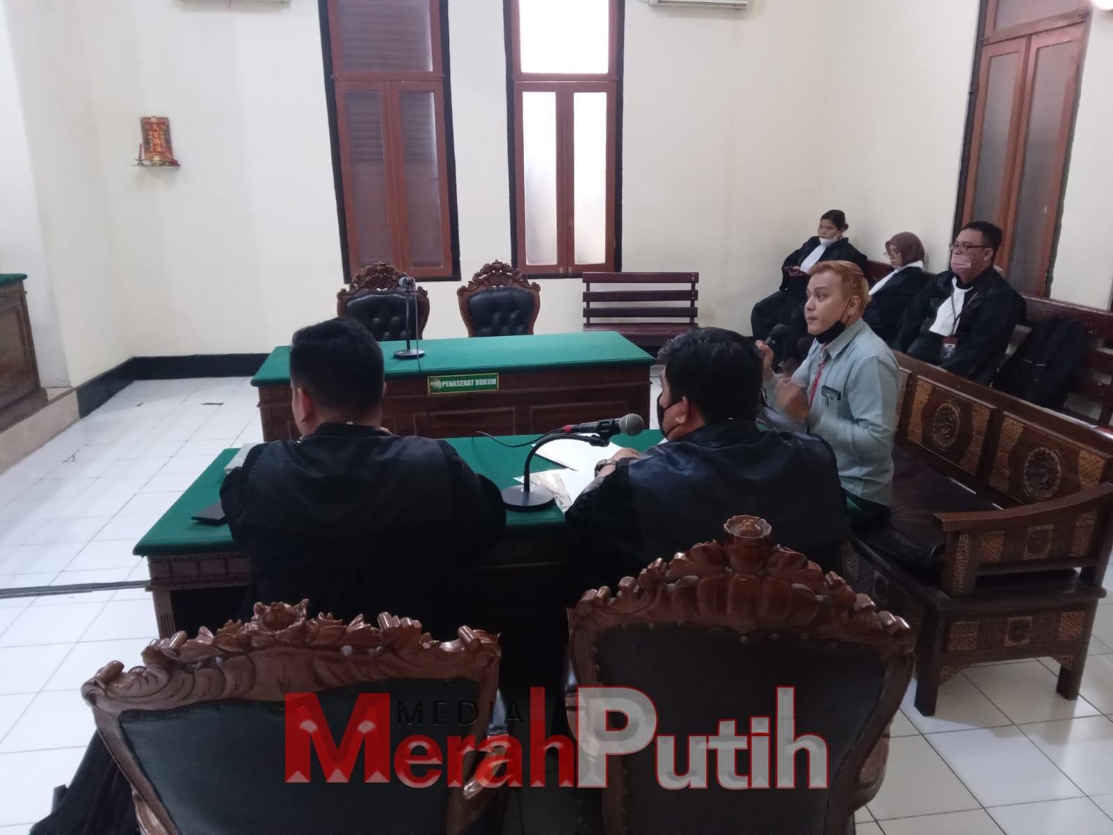 Arbi Nuranda Batubara pegawai Diareal Vin + Lounge & Restaurant Wyndham Hote memberikan keterangan terkait pembelian Minhol dengan transaksi tranfer palsu di PN Surabaya, Senin (13/2) I MMP I Totok.