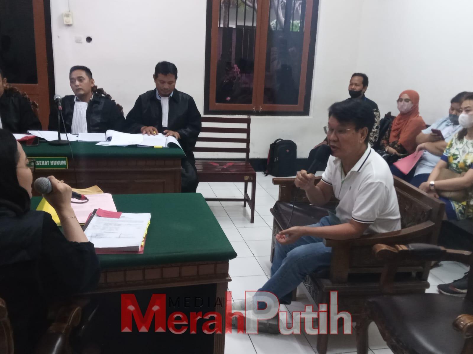 Judi Johanis saat memberikan kesaksian di ruang garuda 2 Pengadilan Negeri Surabaya I MMP I Totok.