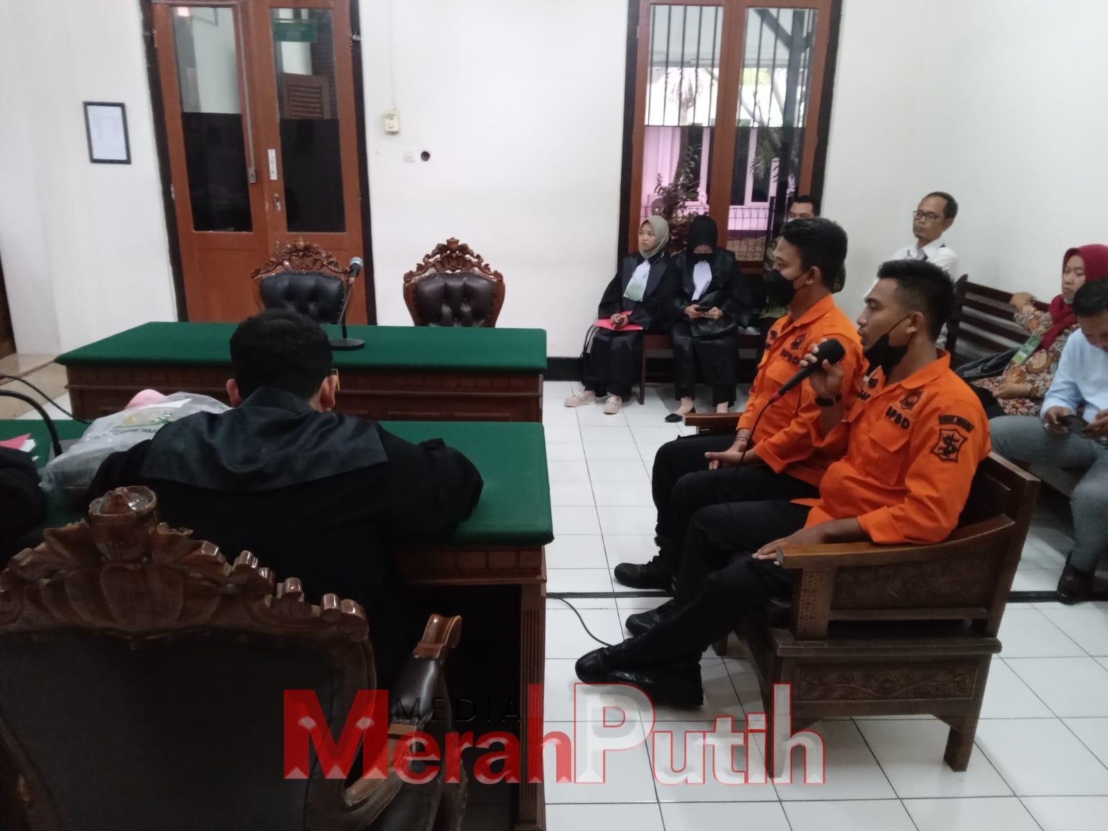 Dua saksi petugas BPBD Jatim yakni Chistarda Nugraha Eonard dan Muhmmad Ardiansyah memberikan kesaksiannya di depan majelis hakim yang menidangkan perkara terkait pencurian ponselnya di PN Surabaya, Kamis (9/2) I MMP I Totok.
