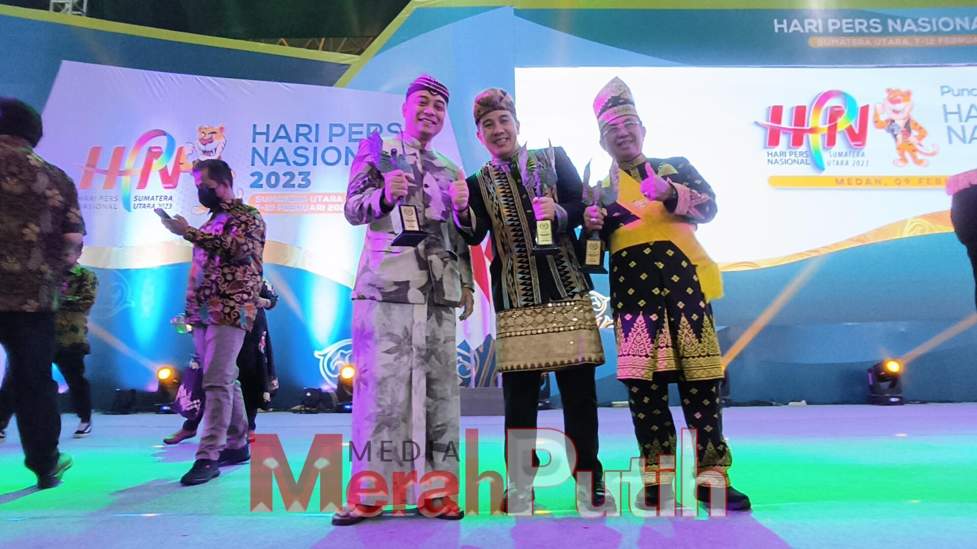 Usai menerima Trofi Abyakta (Maju, Berkembang) pada puncak HPN 2023 di Medan, Wali Kota Eri Cahyadi ingatkan peran media untuk terus mendidik publik dengan berita dan informasi yang objektif dan anti-hoaks I MMP I dok Humas.