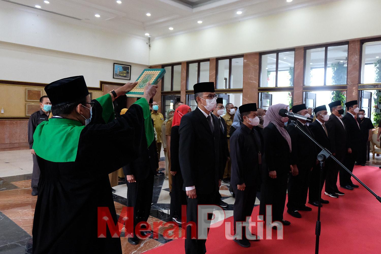 sebanyak 35 pejabat pemkot dirotasi dan dilantik oleh Wali Kota Eri Cahyadi di Lobi Lantai 2 Balai Kota Surabaya, Selasa (7/2). rotasi pejabat yang dilakukan di lingkungan Pemkot Surabaya ini merupakan sistem merit I MMP I dok Humas.