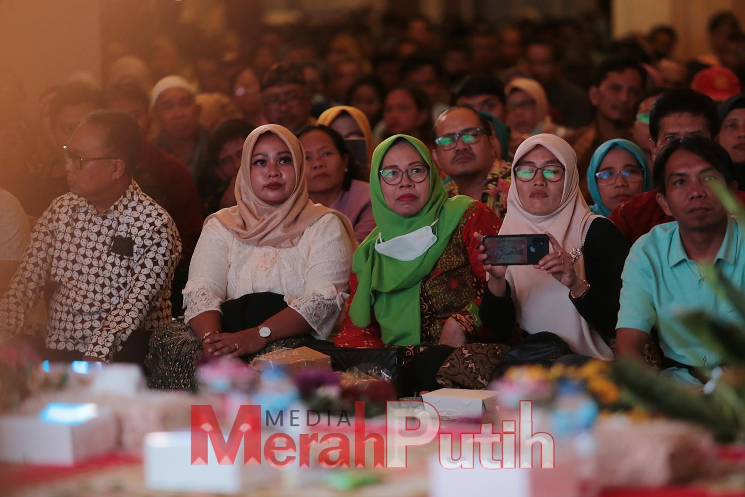 Sarasehan - Wali Kota Eri Cahyadi ia memberikan arahan dan masukan kepada seluruh Ketua RT, RW, dan LPMK agar bekerja sesuai amanah di Ballroom Gedung Empire Palace, Selasa (14/2) I MMP I dok.