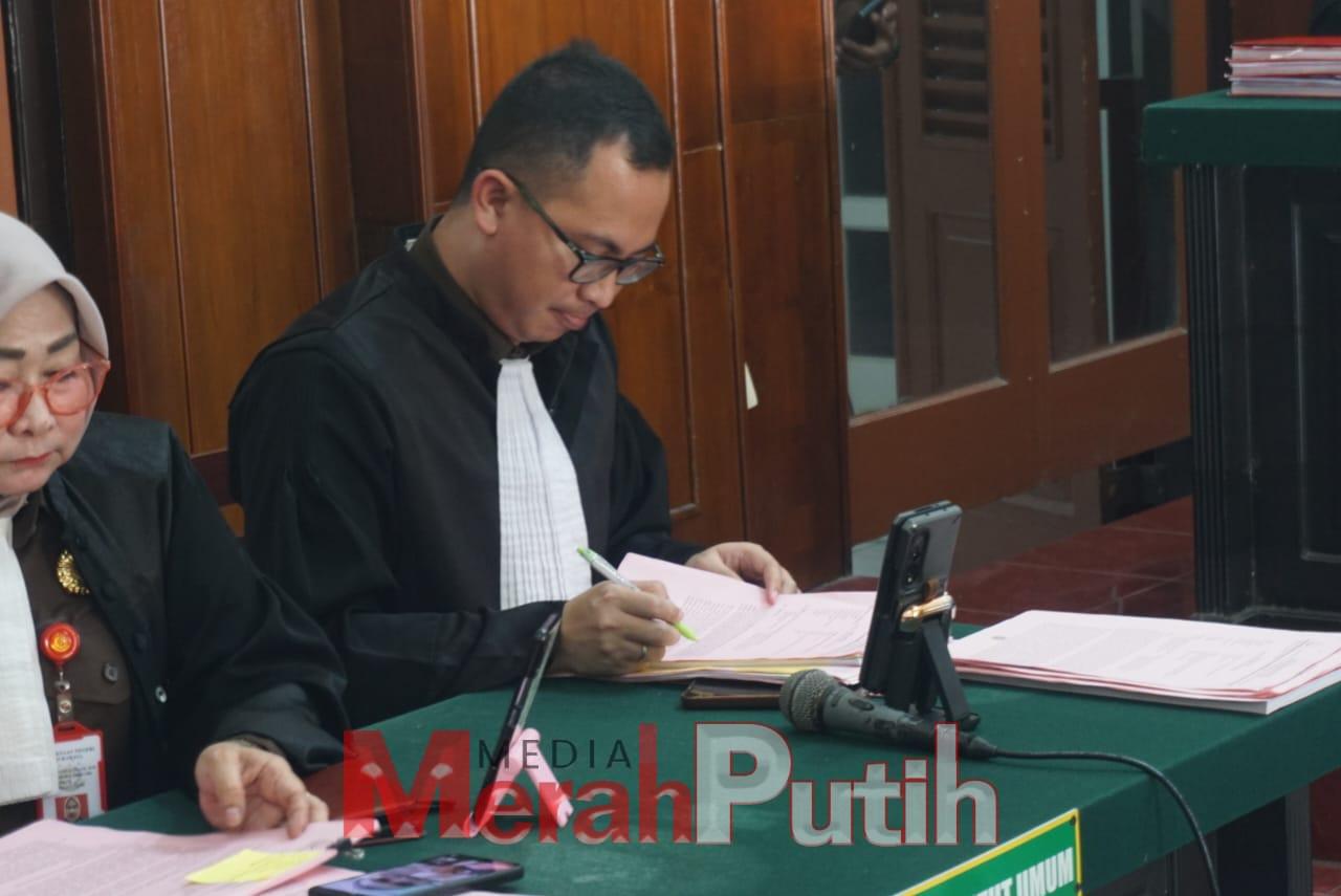 Jaksa Penuntut Umum (JPU) Herlambang Adhi membacakan surat dakwaan terhadap terdakwa Subaidi Andriansyah, polisi gadungan terkait penipuan izin usaha Cafe I MMP I Totok.