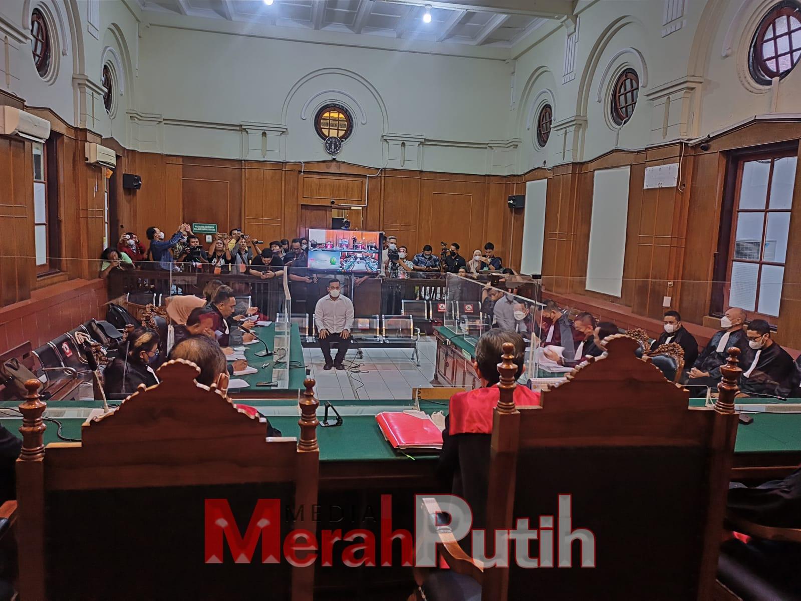 Sidang lanjut perkara tragedi Kanjuruhan tiga anggota Polri terdakwa dituntut tiga tahun penjara. Mereka dinilai Jaksa Penuntut Umum (JPU) bersalah secara sah dan menyakinkan melakukan tindak Pidana, sebagaimana diatur Pasal 359 KUHP dan Kedua Pasal 360 ayat (1) KUHP dan Ketiga Pasal 360 ayat (2) KUHP. yang menyebabkan mati atau luka-luka karena kealpaan I MMP I Totok.