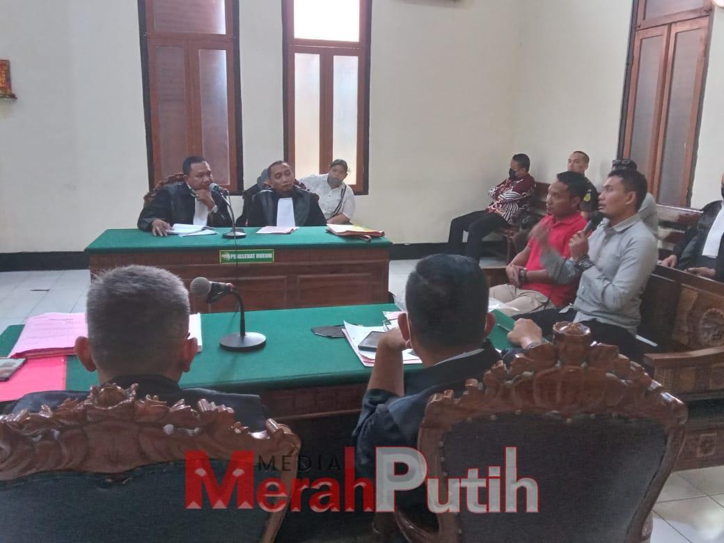 Saksi korban M.Bukhori dan Indung Kisworo memberikan keterangan terkait pengeroyokan terhadap keduanya saat acara acara bedah buku yang diselenggarakan Unit Kegiatan Mahasiswa (UKM) Persaudaraan Setia Hati Terate (PSHT) UINSA di PN Surabaya, Selasa (21/2) I MMP I Totok.