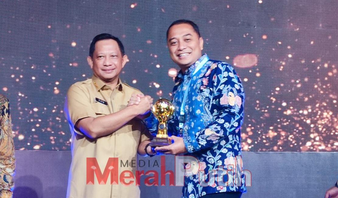 Wali Kota Eri Chyadi usai menerima menerima penghargaan Universal Health Coverage (UHC) Award dari BPJS Kesehatan Pusat. Capaian itu diraih setelah 96,89 persen warga Surabaya yang telah dicover Jaminan Kesehatan Semesta (JKS), di Balai Sudirman, Tebet, Jakarta Selatan, Selasa (14/3) I MMP I dok.