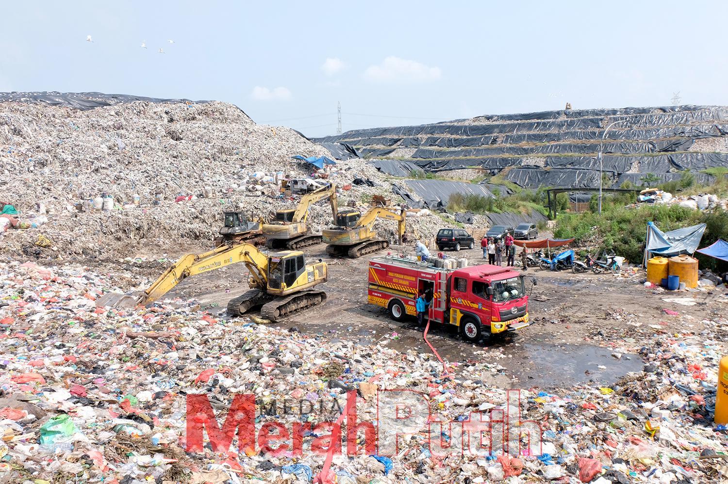 Dinas Lingkungan Hidup (DLH) menggelar simulasi penyemprotan larutan organik penahan bau, di Tempat Pembuangan Akhir (TPA) Benowo, Jumat (24/3/2023).