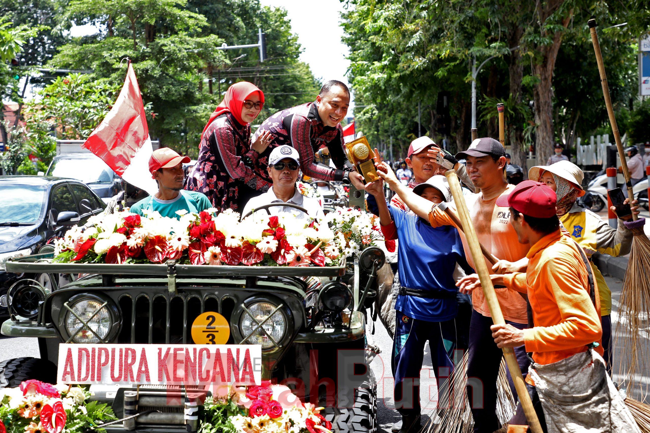 Kirab iring-iringan penghargaan Adipura Kencana 2022 mulai dari depan Gedung Graha Pena, Jalan Ahmad Yani hingga ke Halaman Balai Kota Surabaya, Rabu (1/3/2023) I dok humas.