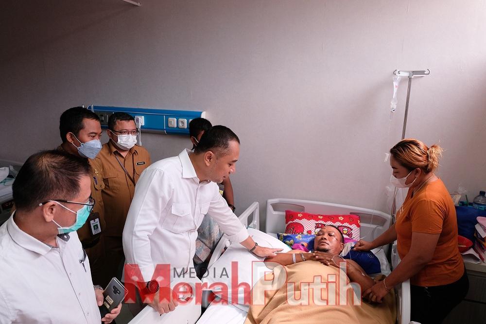 Wali Kota Eri Cahyadi menjenguk langsung seorang petugas Satpol PP yang menjadi korban penabrak motor yang diduga kondisi maduk saat mengendarai motornya sehingga menimpa tiga petugas Satpol PP saat bertugas melakukan pengamanan untuk mencegah aksi balap liar di Jalan Diponegoro pada Sabtu (4/3/2023) sekitar 02.45 WIB I dok.