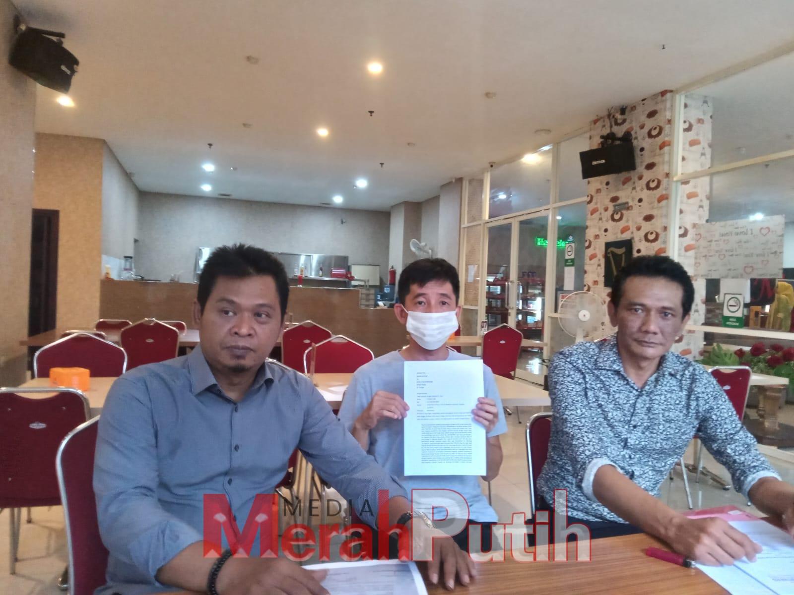 Tommy Han korban penipuan bersama penasihat hukumnya, Hendrix Kurniawan menunjukan Surat Pemberitahuan Perkembangan Penanganan Dumas (SP3D) dari Biro Pengaman Internal Divpropam Mabes Polri terkait perkara dugaan Obstruction Of Justice (OOJ) yang dilakukan oleh penyidik Polsek Gubeng Surabaya, Jum'at (10/3) I MMP I Totok.