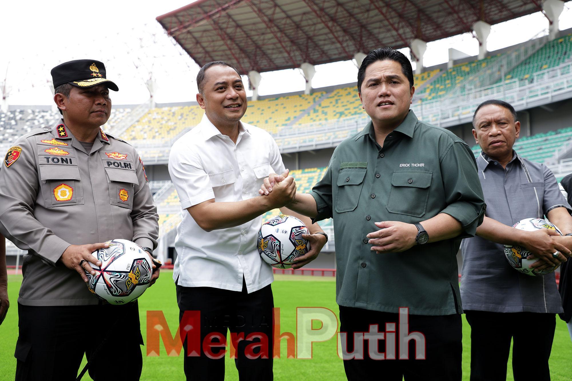Ketum Persatuan Sepak Bola Seluruh Indonesia (PSSI) Erick Thohir melakukan kunjungan di Stadion Gelora Bung Tomo (GBT), Senin (13/3). Dalam kunjungan itu ia turut didampingi Wali Kota Surabaya, Eri Cahyadi serta Kapolda Jatim, Irjen Toni Hermanto. Eric pun takjub akan venue stadion GBT yang terletak di Kawasan Benowo Surabaya itu telah memiliki fasilitas pendukung yang maksimal sehingga ia meyakini sepak bola ke depannya tidak hanya terpusat di Jakarta, akan tetapi juga di Jawa Timur I MMP I dok.