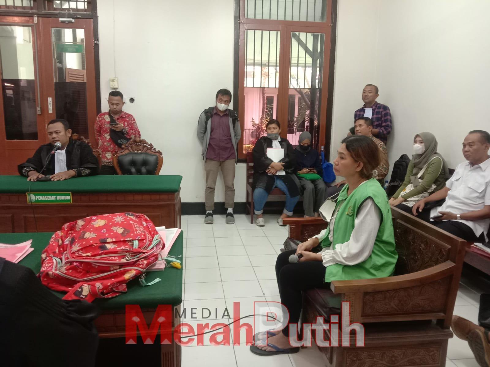Liong Tini Sulastri Liono saat mendengarkan tuntutan dari Jaksa Estik Dilla Rahmawati yang menuntutnya pidana 1 tahun penjara. Ia dinilai oleh jaksa bersalah secara sah meyakinkan terkait perkara yang menjeratnya melakukan tindak pidana penggelapan uang kontrakan rumah milik kekasihnya sendiri di PN Surabaya, Selasa (14/3) I MMP I Totok.