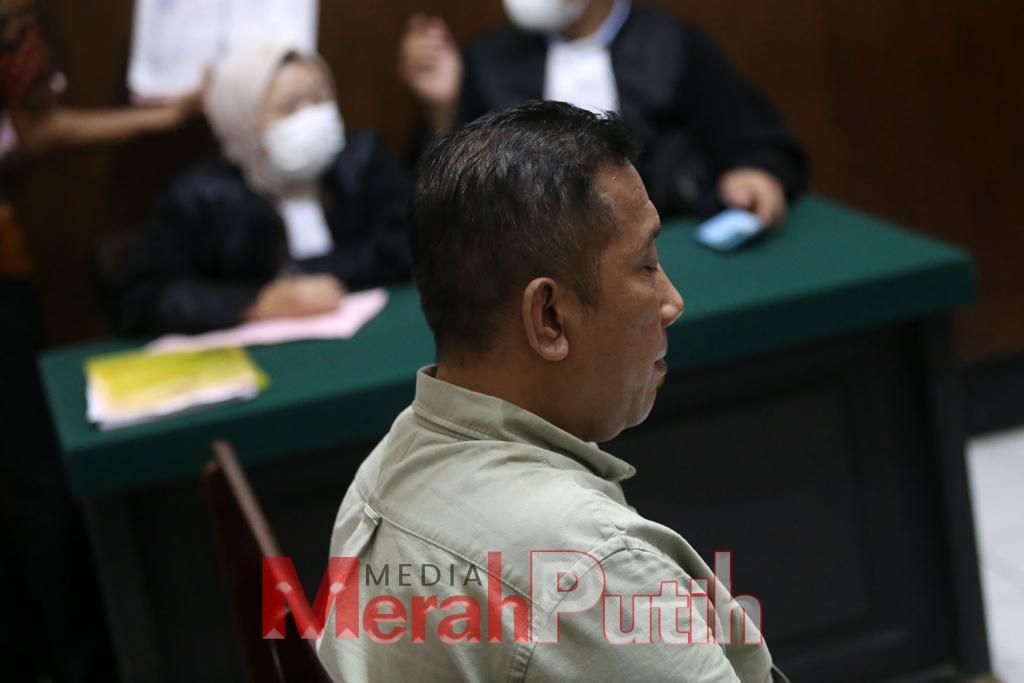 Famli alias Ramli dinilai hakim Pengadilan Negeri (PN) Surabaya bersalah melanggar Pasal 161 Undang-undang Pertambangan Mineral dan Batubara dalam mendanai penambangan batu hitam tanpa izin di Gorontalo. Hakim telah memvonis Famli hukuman pidana penjara selama tiga bulan, Kamis (2/3) I MMP I Totok.