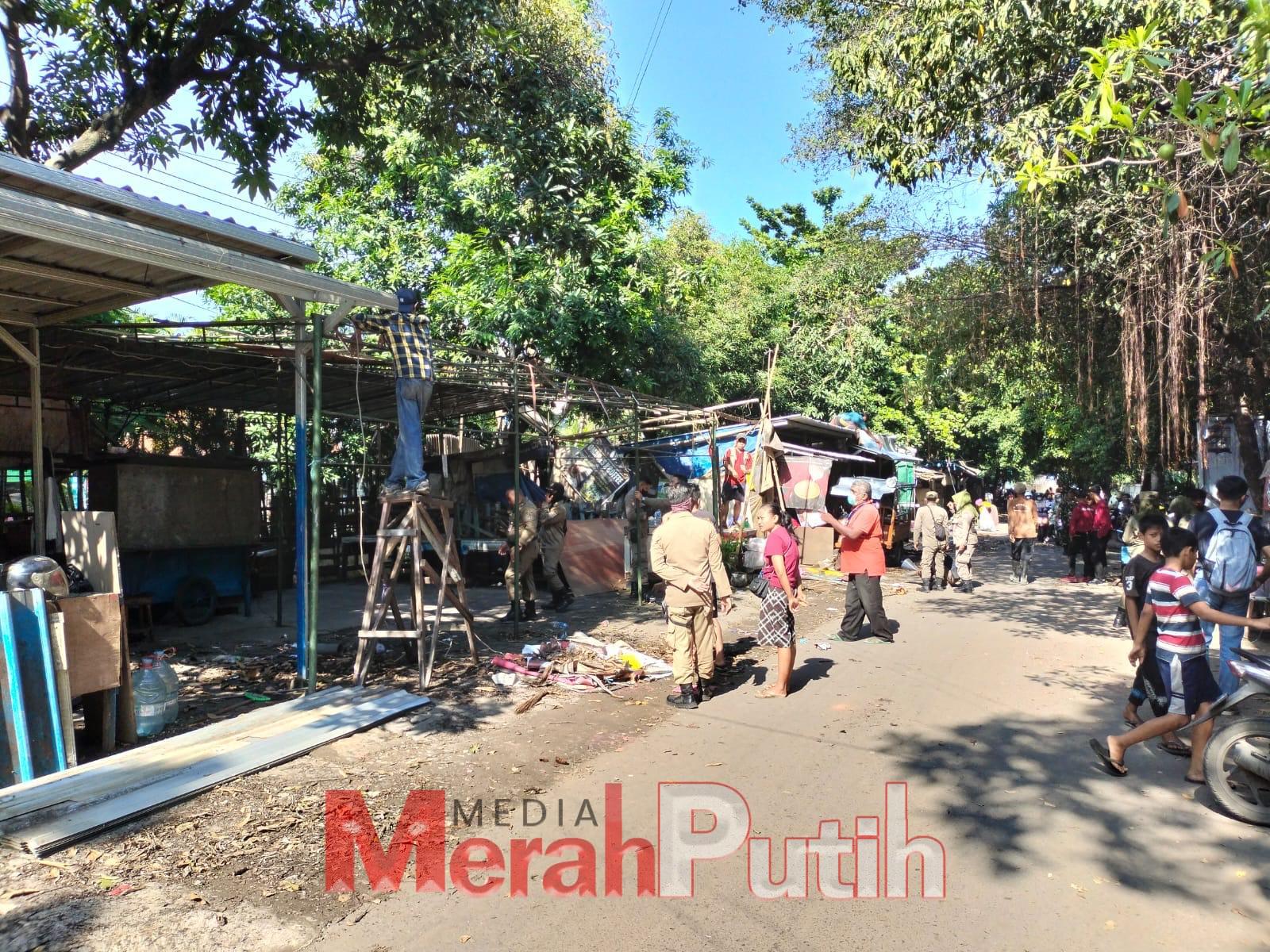 Surabaya melakukan penataan sentra Pedagang Kaki Lima (PKL) yang berada di Jalan Srikana. penataan juga dilakukan pada Lahan Pembuangan Sementara (LPS) maupun gerobak sampah yang ada di tempat tersebut supaya pedagang dan pembeli merasa lebih bersih dan nyaman, Jum'at (10/3) I MMP I dok.