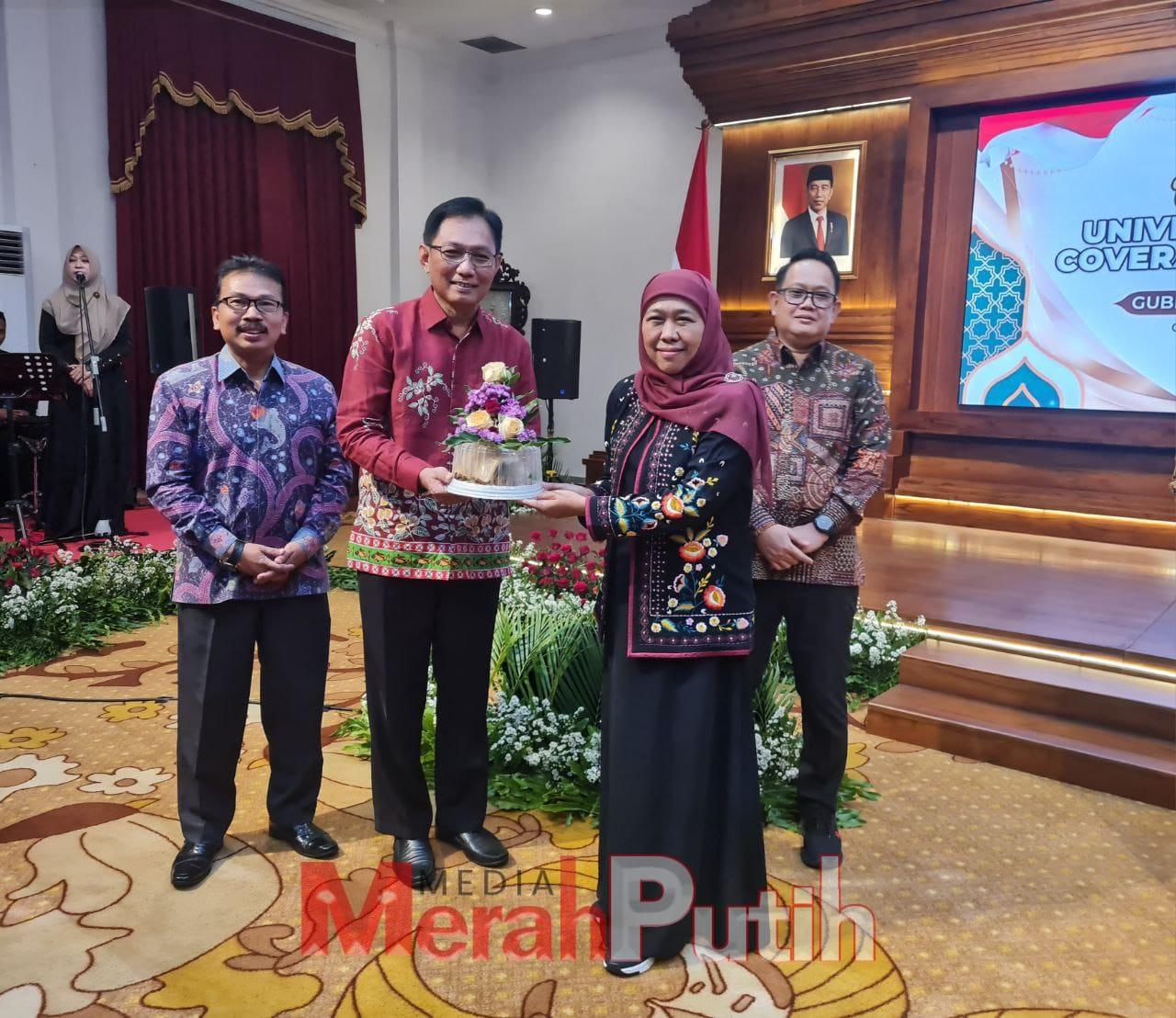 Gubernur Khofifah mengapresiasi Bupati dan Walikota yang berkomitmen mendorong terwujudnya Cakupan Kesehatan Semesta atau UHC khususnya di Jawa Timur.