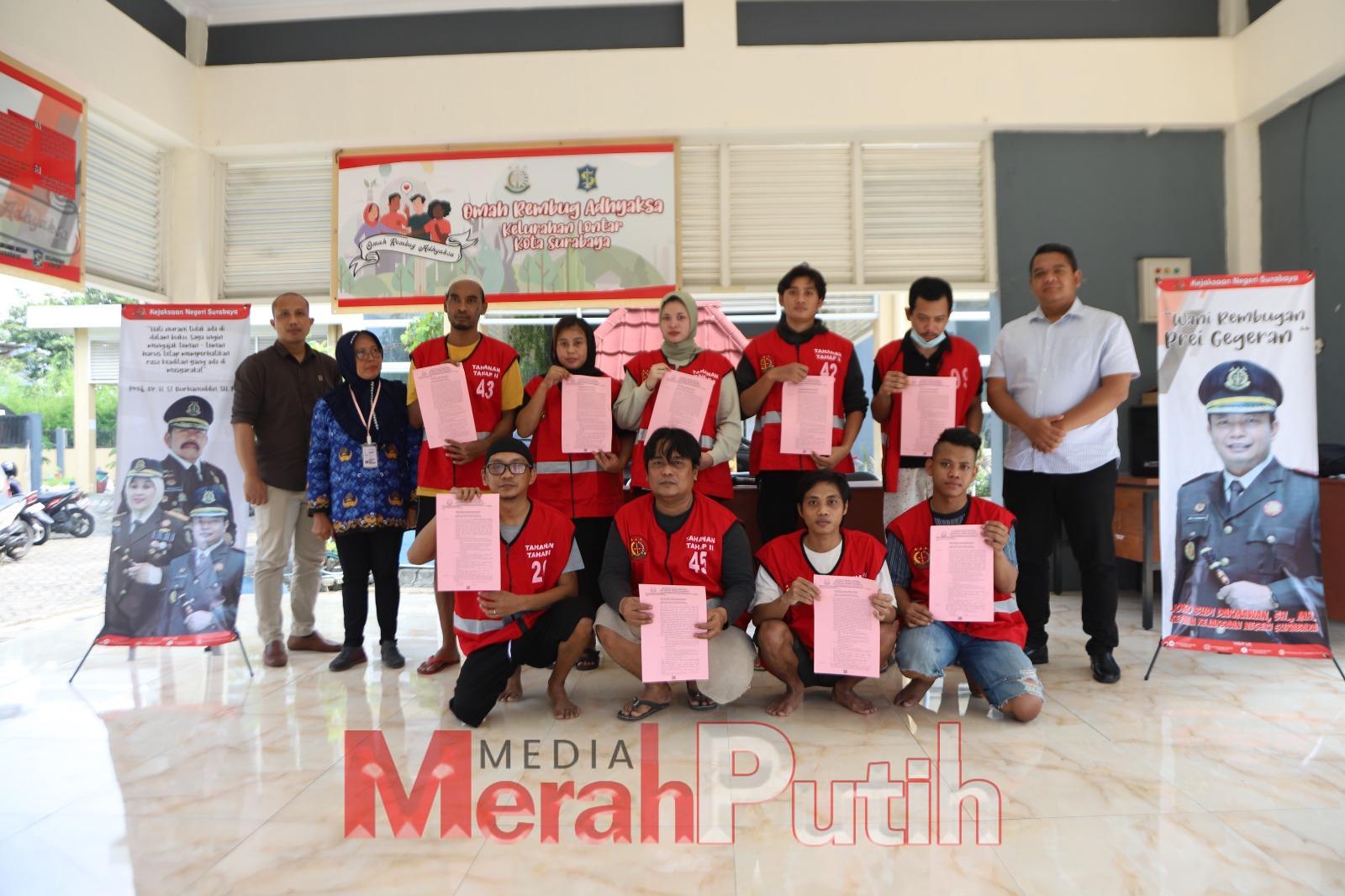 Kejaksaan Negeri (Kejari) Surabaya, dengan menghentikan penuntutan 9 perkara berdasarkan Keadilan Restorative atau Restorative Justice (RJ) dengan penyerahan Surat Ketetapan Penghentian Penuntutan (SKPP) di Rumah Restorative Justice (RJ) Omah Rembug Adhyaksa, Kelurahan Lontar, Kecamatan Sambikerap Kota Surabaya. Jumat, (17/03) I MMP I dok.