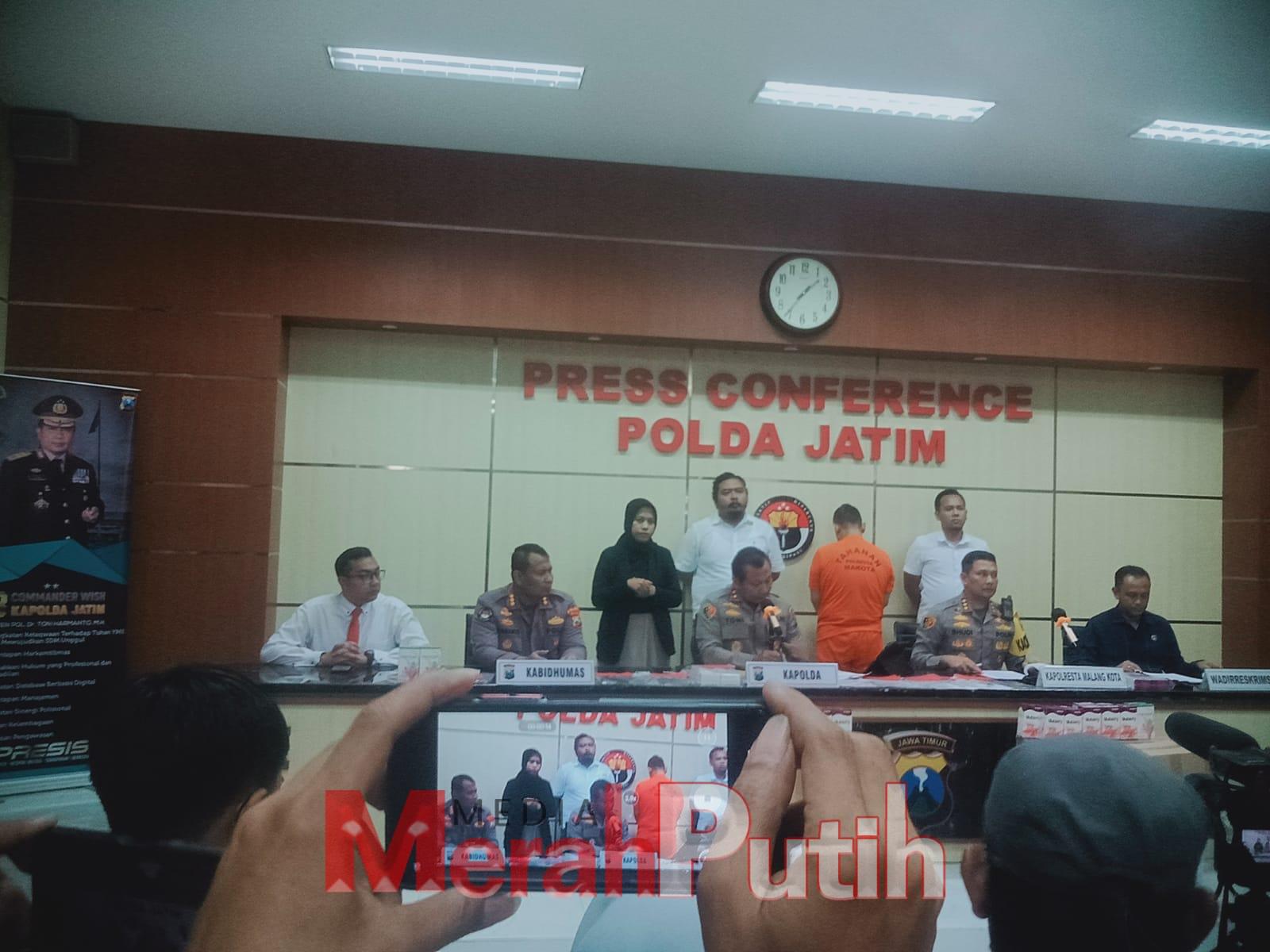 Konferensi pers pengungkapan kasus penipuan Robot Tranding yang di kelola Wahyu Kenzo, Crazy Rich asal Surabaya, di Mapolda Jatim, Rabu (8/3) I MMP I Dhimas Guruh Prabowo.