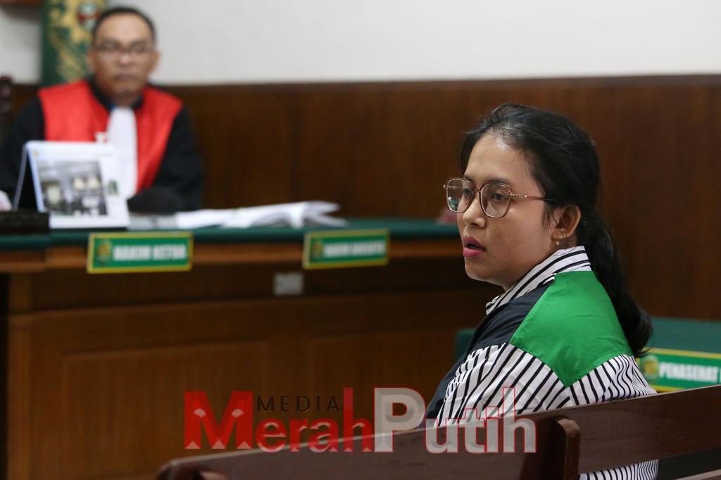 Saksi Marya Agustina memberikan keterangan di hadapan majelis hakim terkait perkara penipuan yang dilakukan Komisaris CV Surya Negara Indah Retno Asih di PN Surabaya, Kamis (2/3) I MMP I Totok.