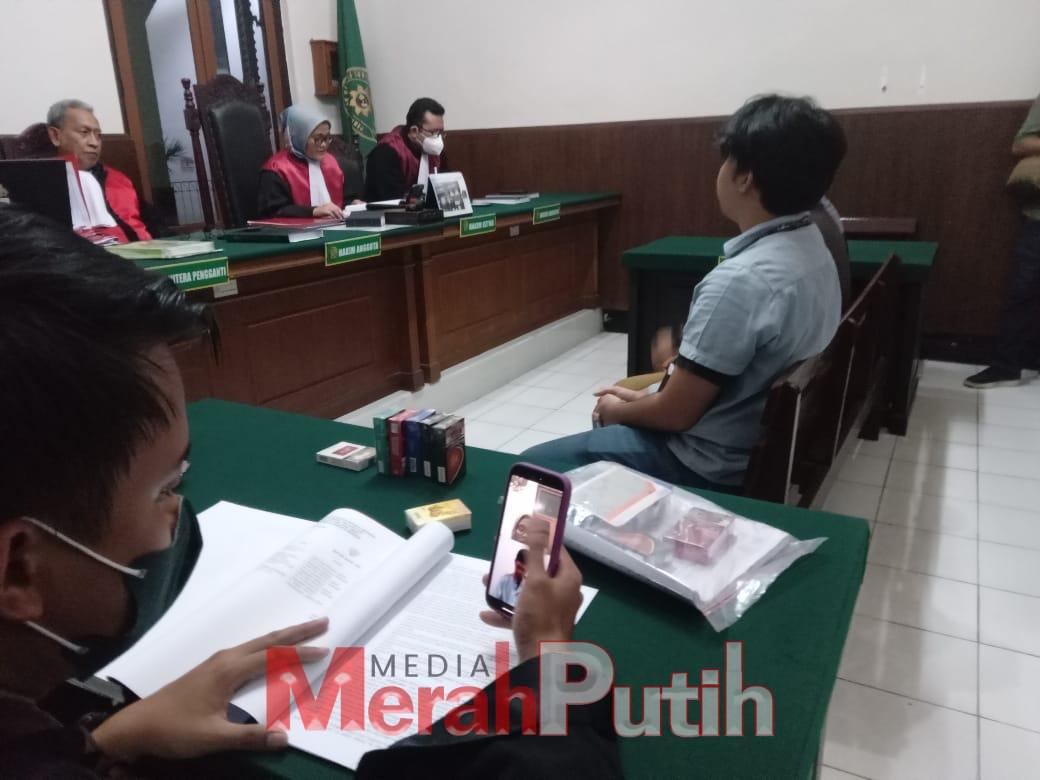 Jaksa Penuntut Umum (JPU) Nur Rachmansyah, Kejaksaan Negeri Surabaya menghadirkan saksi petugas dari Bea Cukai terkait perkara peredaran rokok ilegal yang menjerat terdakwa Dedi Chandra di PN Surabaya, Selasa (7/3) I MMP I Totok.