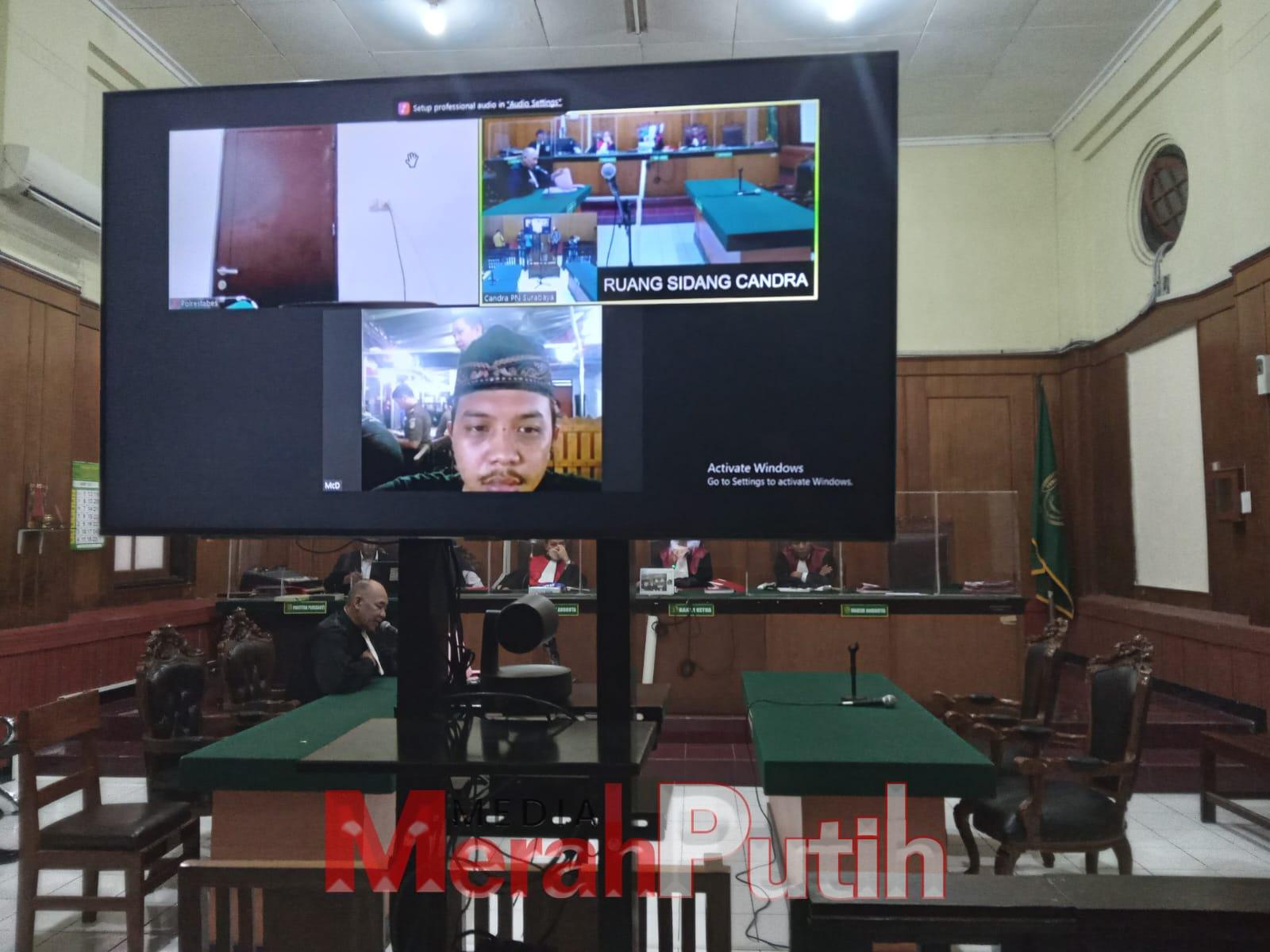 Sidang pembacaan tuntutan terhadap terdakwa Fahrul yang dinilai terbukti secara sah melanggar Undang – Undang No. 5 Tahun 1990 tentang Konservasi Sumber Daya Alam Hayati dan Ekosistemnya. Ia dituntut Jaksa Penuntut Umum pidana 1 tahun penjara di PN Surabaya, Senin (6/3) I Totok.