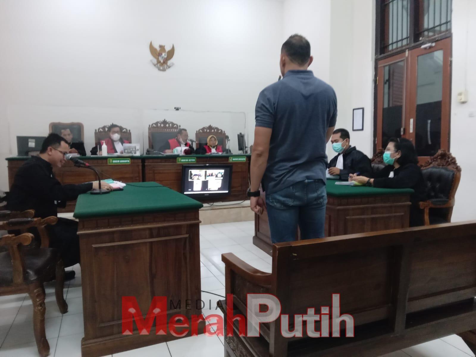 saksi penangkapan yakni Arief Efendi anggota Satreskrim Polrestabes Surabaya ketika memberikan kesaksian dalam perkara perjudian online terhadap penjual chip higg domino di PN Surabaya, Kamis (16/3) I MMP I Totok.