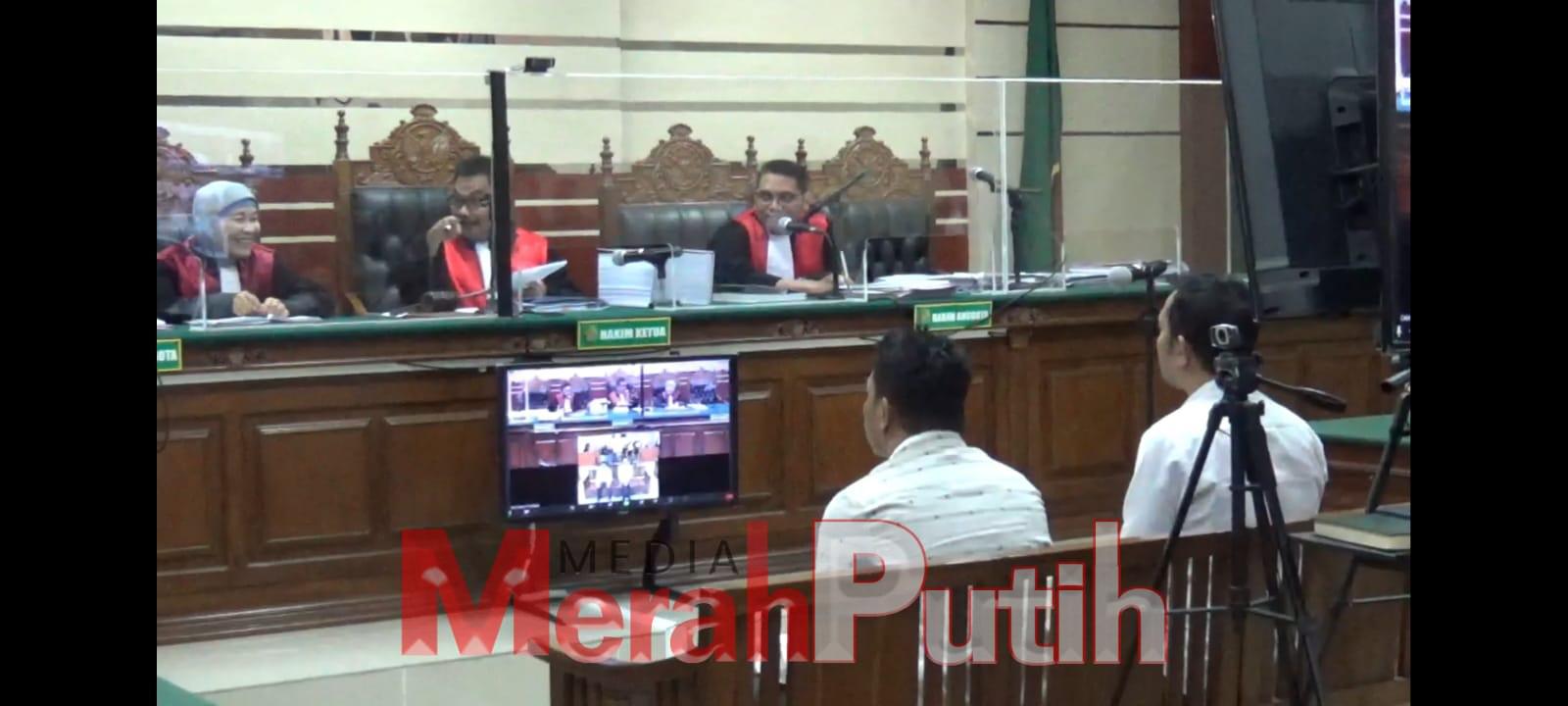 Dua terdakwa yakni Abdul Hamid dan Ilham Wahyudi alias Eeng, menjalani sidang perdana kasus suap dana hibah sebesar Rp 5 miliar dari pengurusan alokasi dana hibah APBD, DPRD Jawa Timur pada Kecamatan Robatal Sampang Madura pada tahun 2015 sampai 2021 di di Pengadilan Tindak Pidana Korupsi (Tipikor) Surabaya, Selasa (7/3) I MMP I Totok.