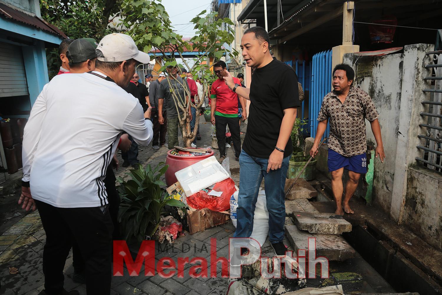Wali Kota Eri Cahyadi membahur bersama turut kerja bakti bersama warga Dupak Baru III, RT 05, Kelurahan Jepara, Kecamatan Bubutan, Minggu (5/3) I dok.