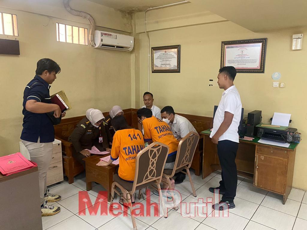 ketiga Tersangka kasus kebaya merah yaitu Aryarota Cumba Salaka alias Aro, Anisa Hardiyanti dan Chavia Zagita usai tahap II ke Kejaksaan Negeri Surabaya, Senin (6/3) I dok