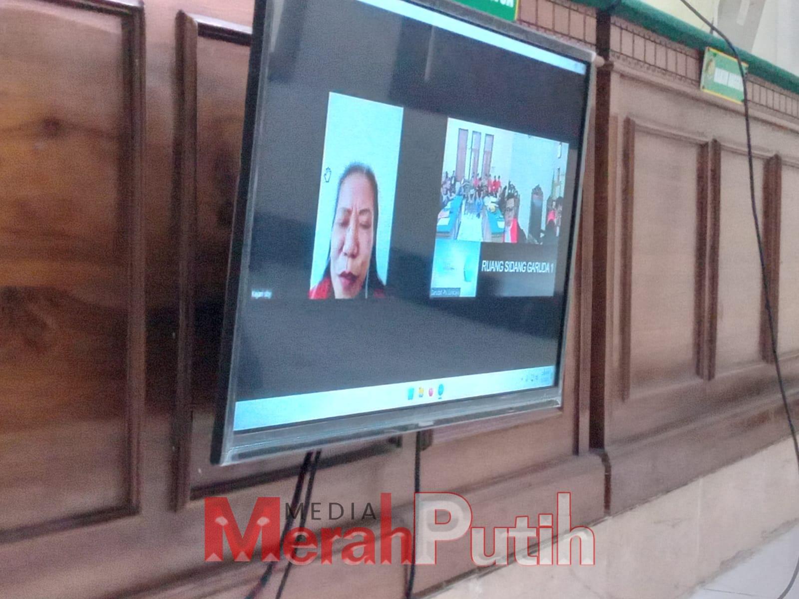 Terdakwa Elly saat memberikan keterangan dengan saksi penangkap dari Direktorat Narkoba Mabes Polri dengan agenda pemeriksaan terdakwa di PN Surabaya, Rabu (1/3) I MMP I Totok.