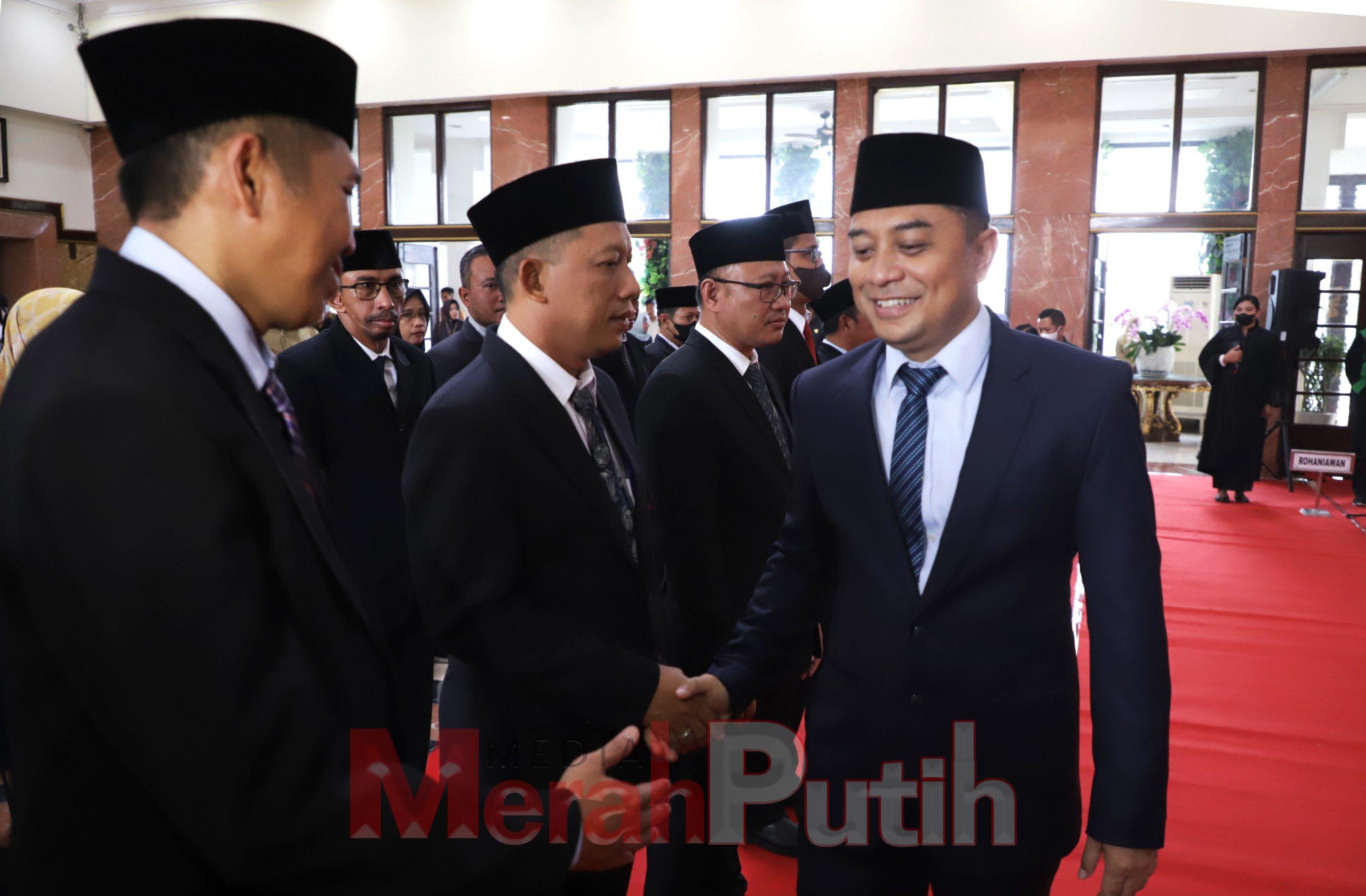 Wali Kota Surabaya Eri Cahyadi melantik tiga Kepala Perangkat Daerah (PD) serta lurah-lurah dan posisi jabatan yang kosong.