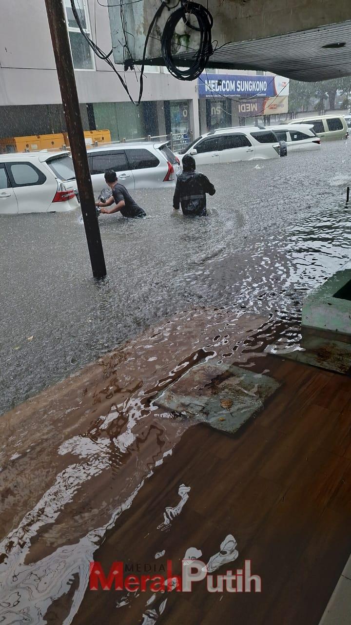 tanggul-jebol-banjir-di-mayjen-sungkono