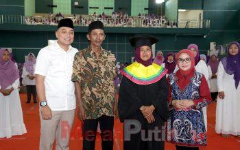 Lulus dari Program Gamis Berkat Padat Karya, Ibu ini “Diwisuda”