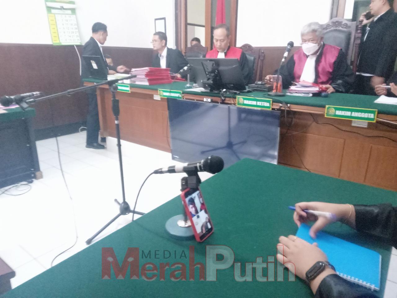 oknum-polisi-sampang-dituntut-18-bulan-penjara