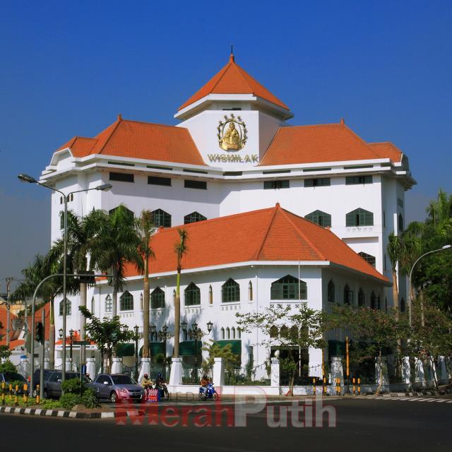 polda-jatim-geledah-gedung-wismilak-surabaya