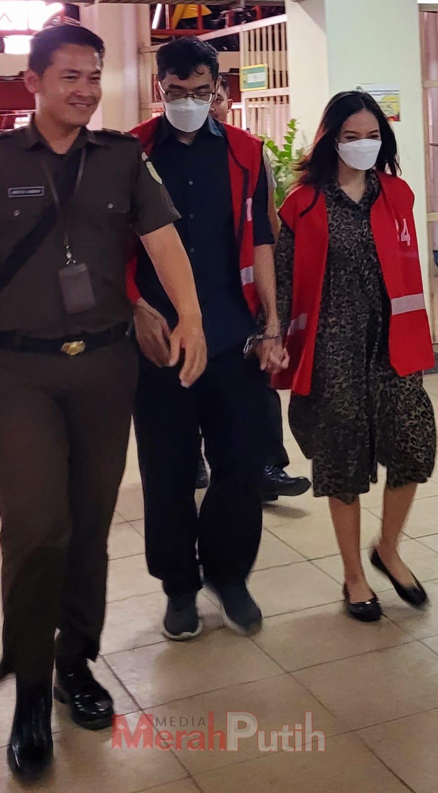 terdakwa-kebaya-merah-dan-threesome