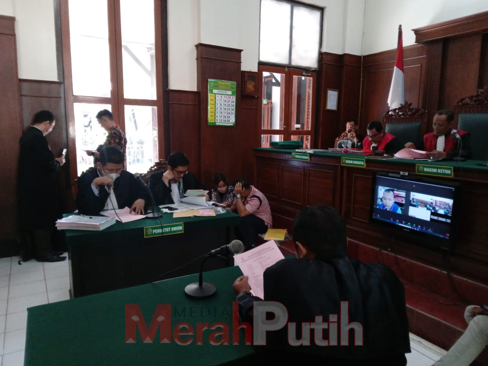 bambang-prayitno-lempari-batu-pengunjung-warkop