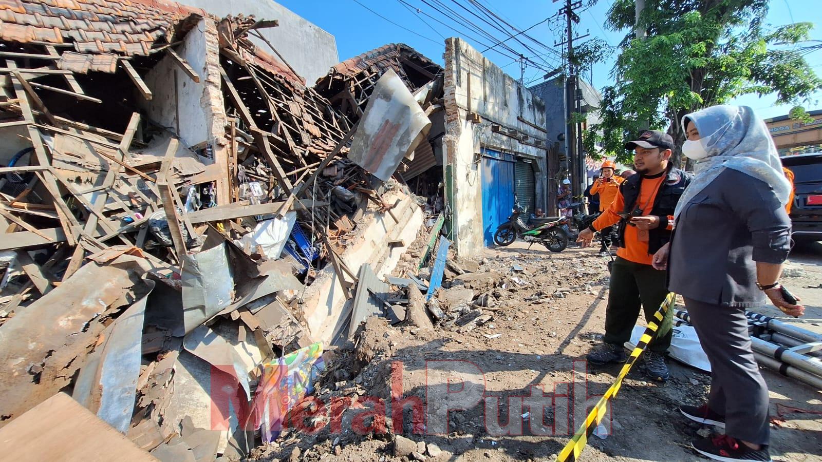 kelalaian-kontraktor-3-rumah-ambruk-di-kapasari