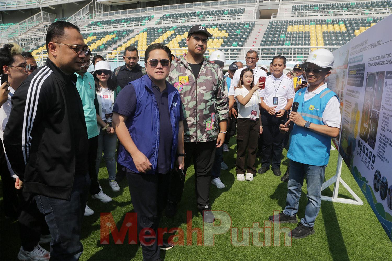 ketua umum pssi-stadion-gbt-diacungi-jempol-fifa
