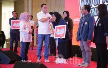 Eri Cahyadi Serahkan Beasiswa sebanyak 2.700 Mahasiswa