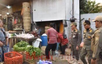 Satpol PP Surabaya Rutin Tertibkan PKL di Pedestrian Pasar Keputran