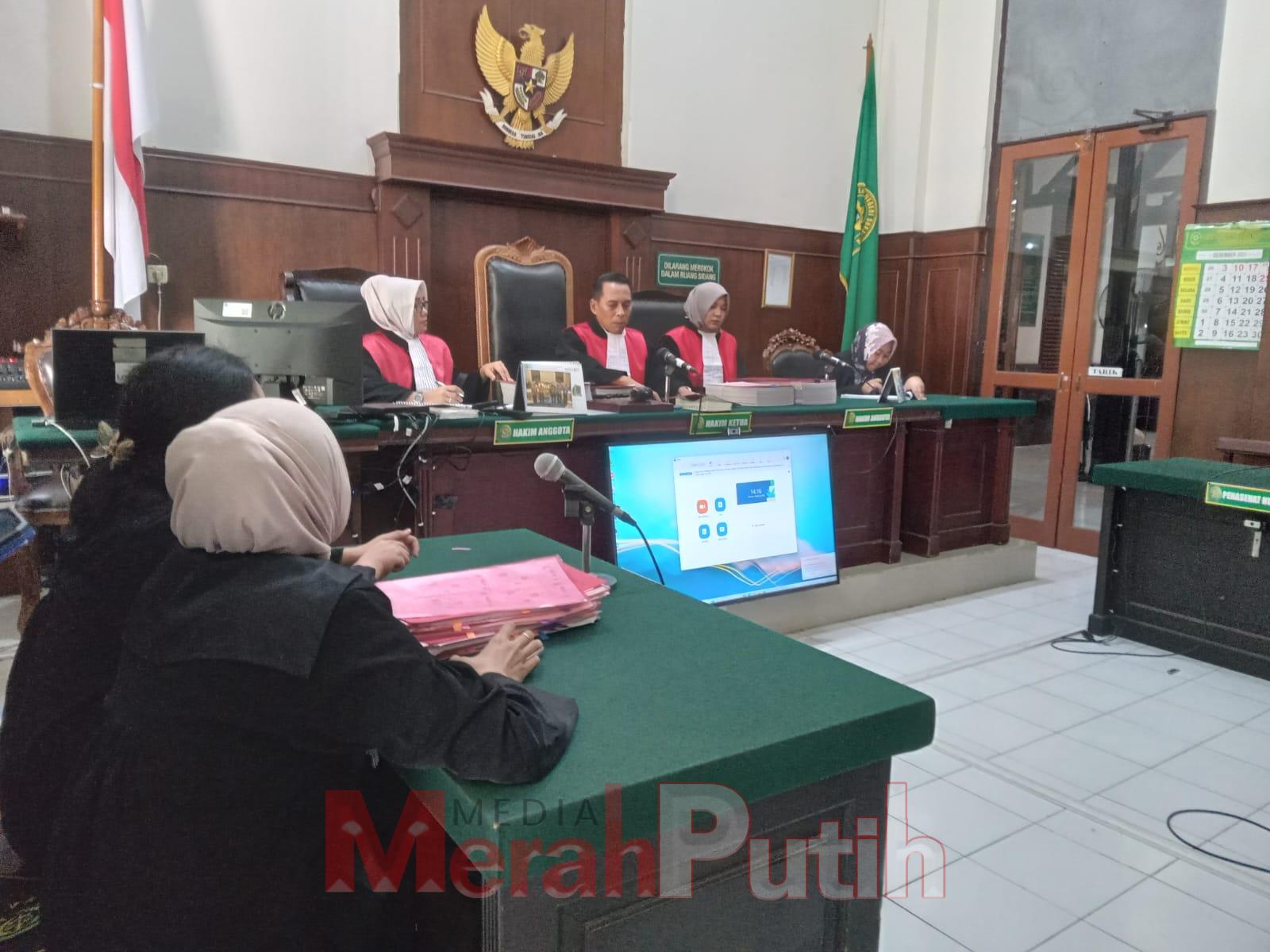 kayu-Ilegal-hakim-perintahkan-dpo-4-bos