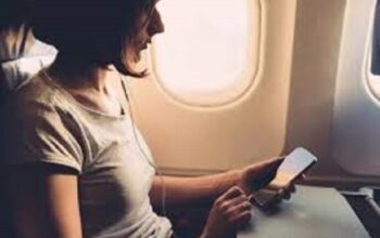 Wajib Tahu Aturan Penggunaan Handphone di Pesawat
