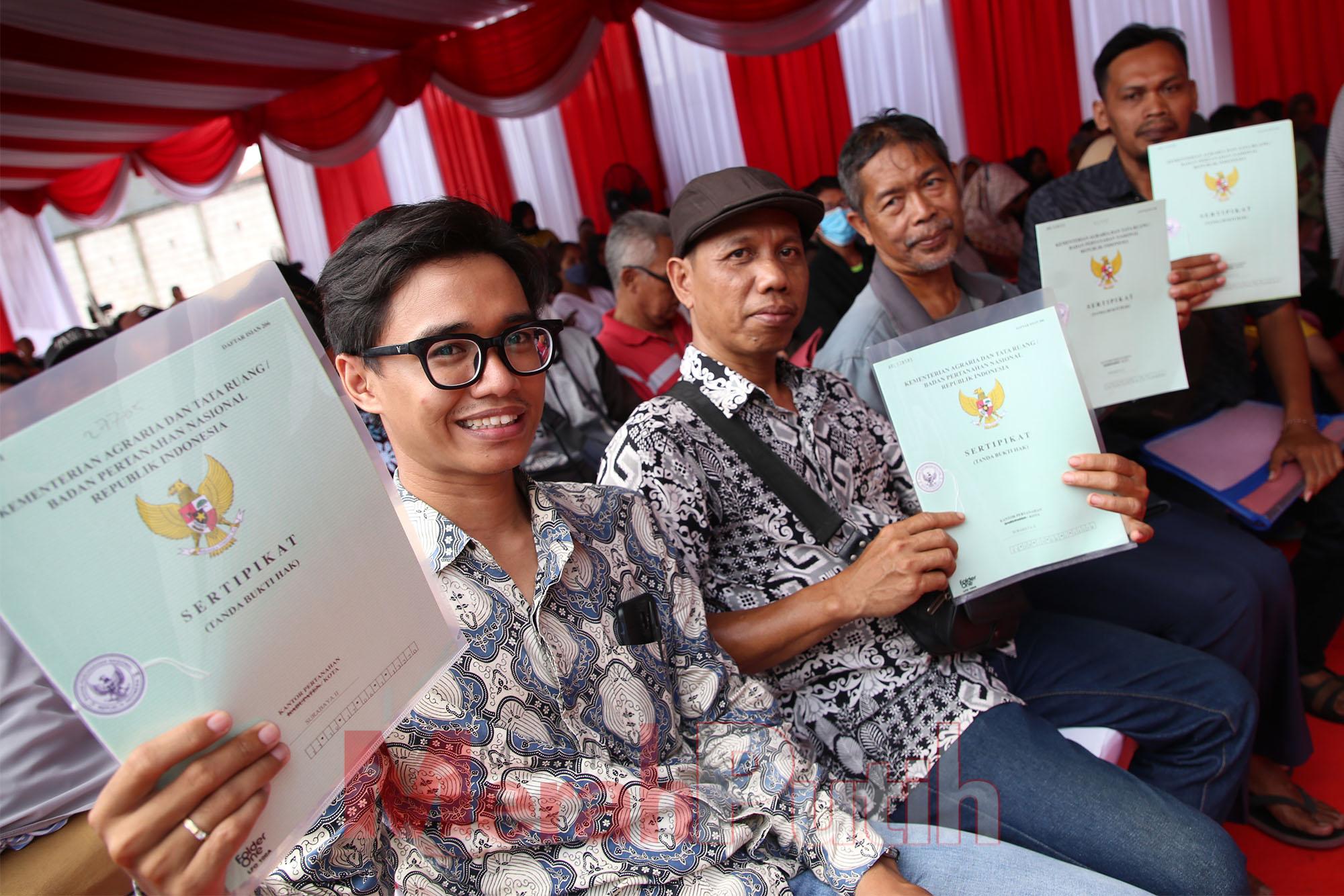 wali-kota-eri-serahkan-sertipikat-program-ptsl