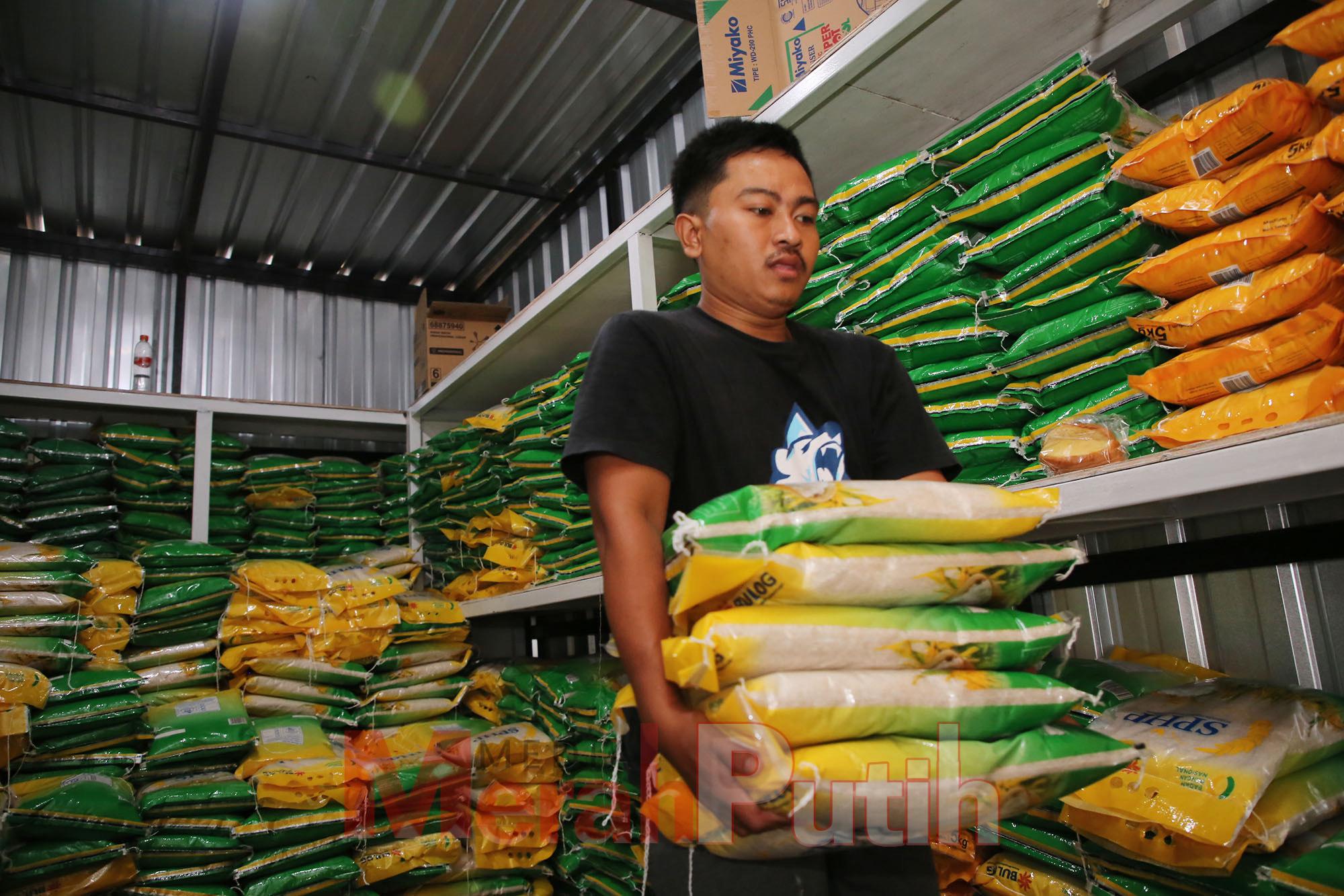 stok-beras-melimpah-jelang-ramadan-Surabaya