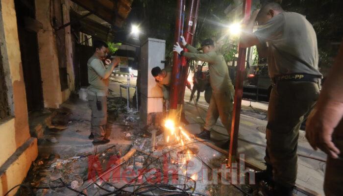 14 Tiang Utilitas Provider di Jalan Karet Dibongkar