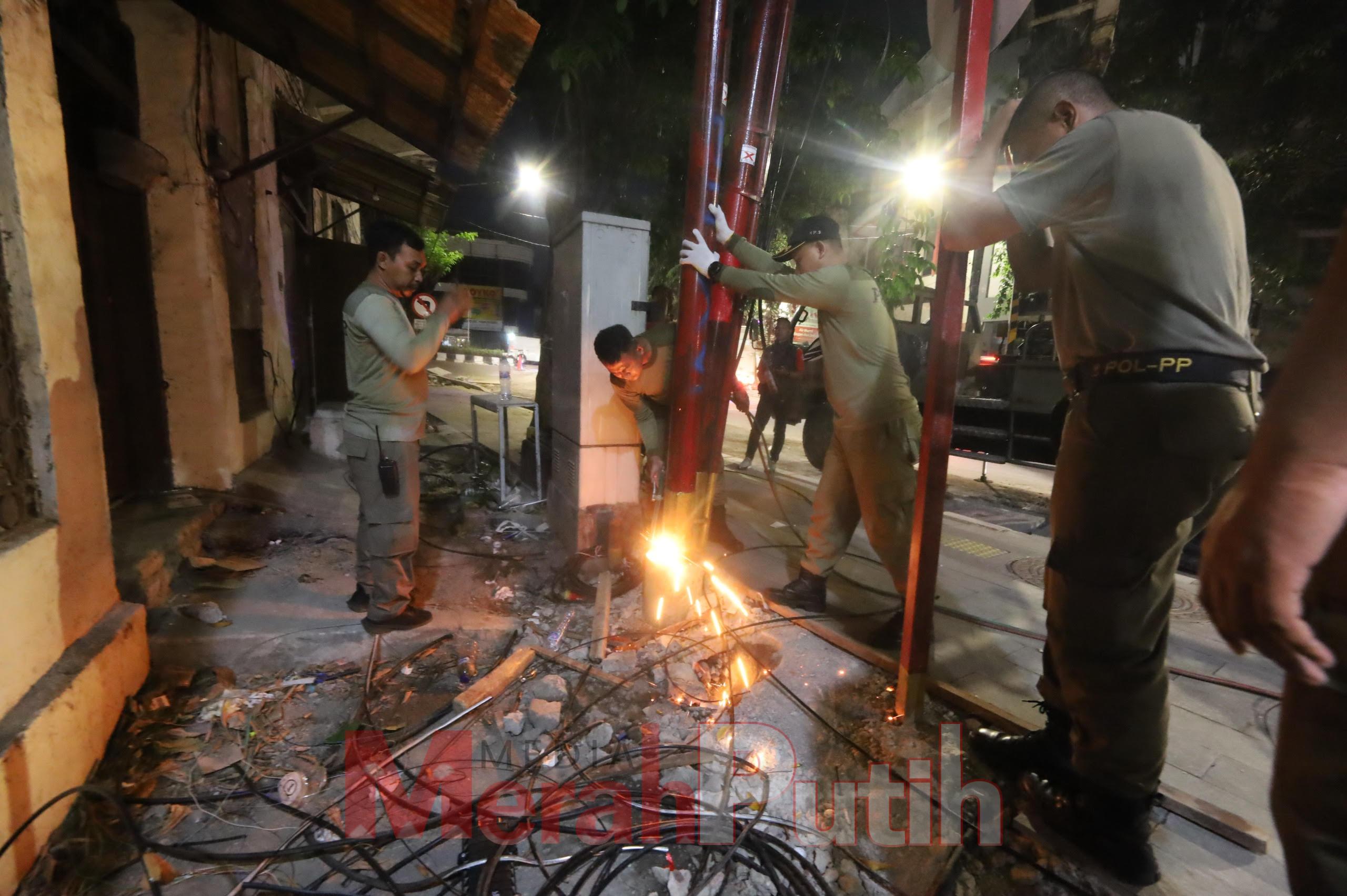 tiang-utilitas-provider-jalan-karet-dibongkar
