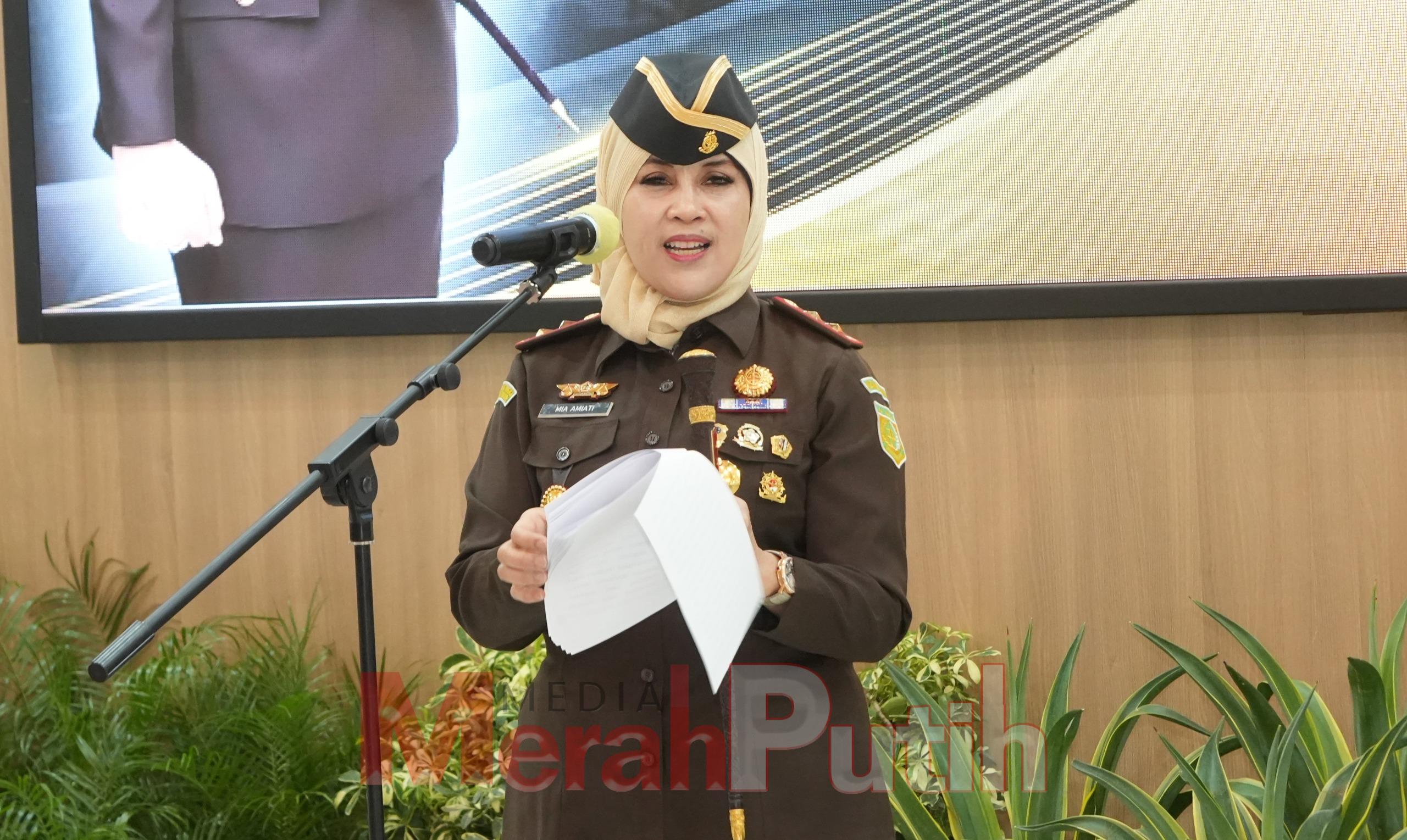 kajati-jatim-mia-amiati-lantik-14-kajari-baru