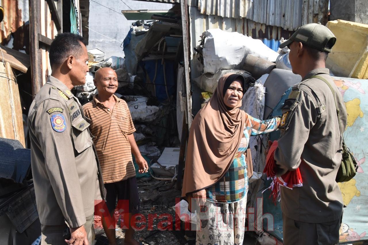 pedagang-barang-bekas-di-bantaran-sungai