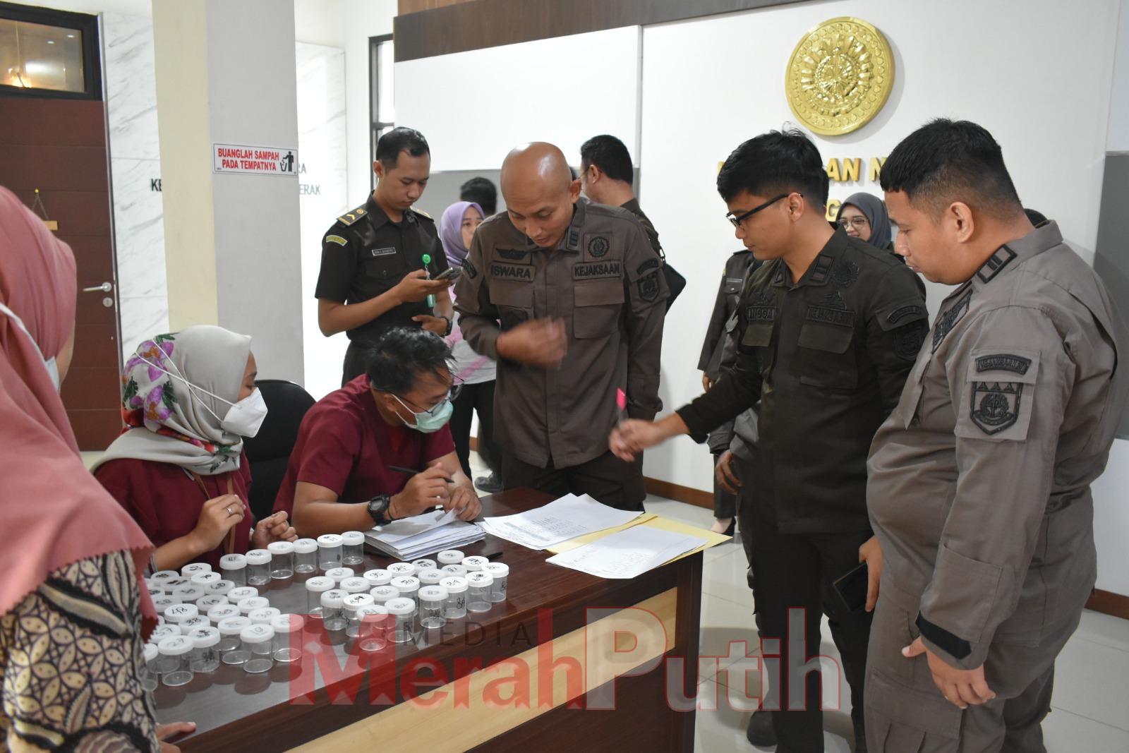 121-pegawai-kejari-tanjung-perak-tes-urine